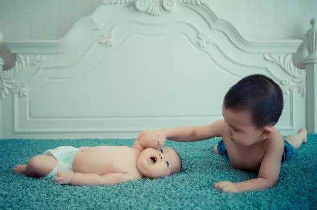 孕期异常反应：孕酮低、宫角偏右与孕吐的挑战